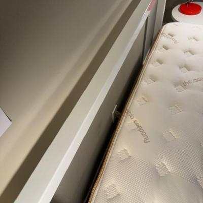 BEDROOM SET WITH BED, SIDE TABLES, AND LAMPS