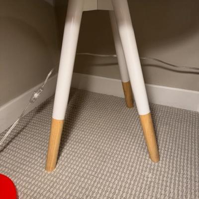 BEDROOM SET WITH BED, SIDE TABLES, AND LAMPS