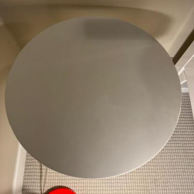 BEDROOM SET WITH BED, SIDE TABLES, AND LAMPS