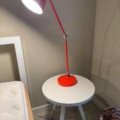 BEDROOM SET WITH BED, SIDE TABLES, AND LAMPS