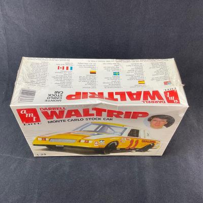 -121- 1:25 SCALE | Darrell Waltrip Monte Carlo Stock Car Model Kit | Sealed