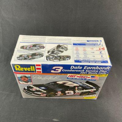 -122- 1:24 SCALE | Dale Earnhardt Goodwrench Service Plus 2001 Monte Carlo Model Kit | Sealed