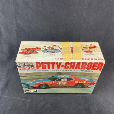 -128- 1:25 SCALE | Petty-Charger Richard Pettys NASCAR Charger Model Kit | Sealed