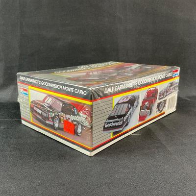 -135- 1:25 SCALE | Dale Earnhardt Goodwrench Monte Carlo Model Kit | Sealed