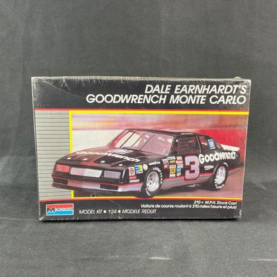 -135- 1:25 SCALE | Dale Earnhardt Goodwrench Monte Carlo Model Kit | Sealed