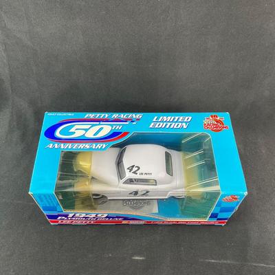 -144- 1:24 SCALE | Die Cast Replica 1949 Plymouth Deluxe Lee Petty Car