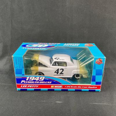 -144- 1:24 SCALE | Die Cast Replica 1949 Plymouth Deluxe Lee Petty Car