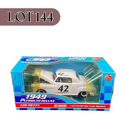 -144- 1:24 SCALE | Die Cast Replica 1949 Plymouth Deluxe Lee Petty Car