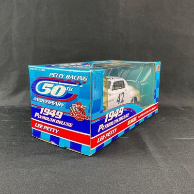 -144- 1:24 SCALE | Die Cast Replica 1949 Plymouth Deluxe Lee Petty Car