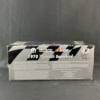 -147- 1:18 SCALE | #43 Richard Petty 1970 Plymouth Superbird Die Cast