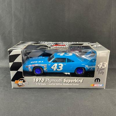 -147- 1:18 SCALE | #43 Richard Petty 1970 Plymouth Superbird Die Cast