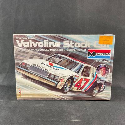 -152- 1:24 SCALE | Ron Bouchard’s Valvoline Stock Car Model Kit | Sealed