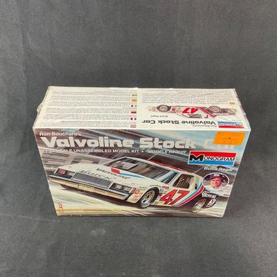 -152- 1:24 SCALE | Ron Bouchard’s Valvoline Stock Car Model Kit | Sealed