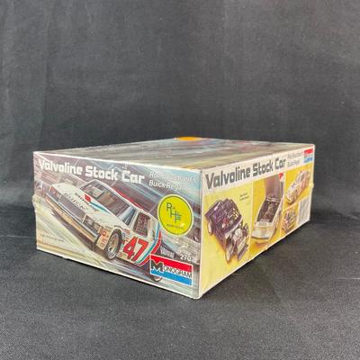 -152- 1:24 SCALE | Ron Bouchard’s Valvoline Stock Car Model Kit | Sealed