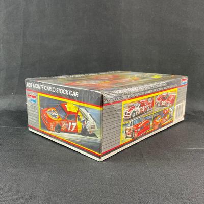 -154- 1:24 SCALE | Darrell Waltrip Tide Monte Carlo Stock Car Model Kit | Sealed