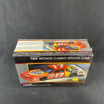 -154- 1:24 SCALE | Darrell Waltrip Tide Monte Carlo Stock Car Model Kit | Sealed