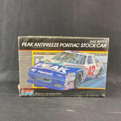 -156- 1:24 SCALE | Kyle Petty’s Peak Antifreeze Pontiac Stock Car Model Kit | Sealed