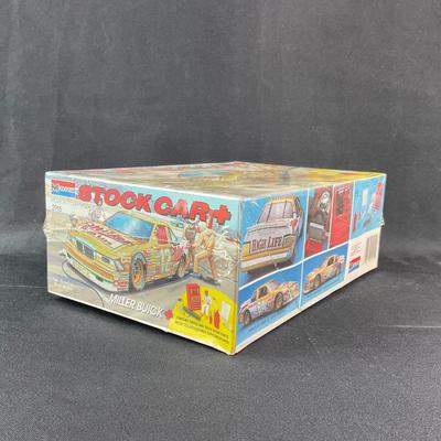 -158- 1:24 SCALE | Miller Buick + Driver & Extra Parts Model Kit | Sealed