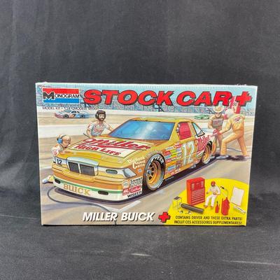 -158- 1:24 SCALE | Miller Buick + Driver & Extra Parts Model Kit | Sealed