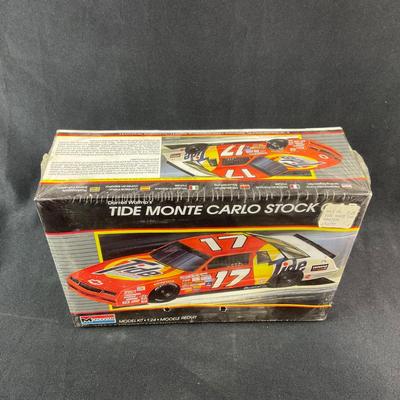 -160- 1:24 SCALE | Darrell Waltrip’s Tide Monte Carlo Stock Car Model Kit | Sealed