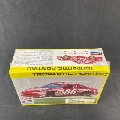 -165- 1:24 SCALE | Tropartic Pontiac Model Kit | Sealed