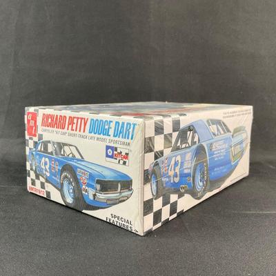 -166- 1:25 SCALE | Richard Petty Dodge Dart Chrysler “Kit Car” Short-Track Model Kit | Sealed