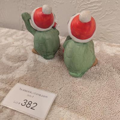 Christmas turtle salt and pepper shakers