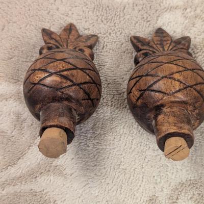 Treasure craft Hawaii ceramic pineapple salt and pepper shakers with base