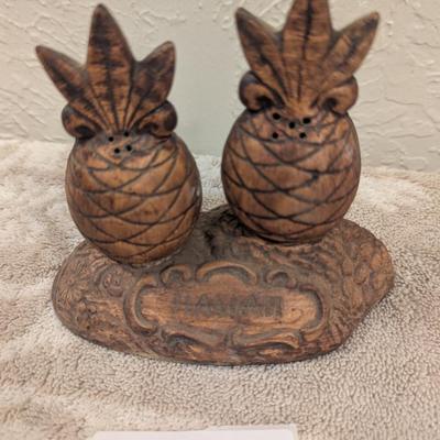 Treasure craft Hawaii ceramic pineapple salt and pepper shakers with base