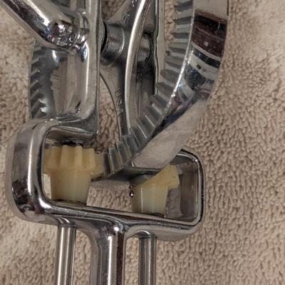 vintage Maynard hand crank egg beater