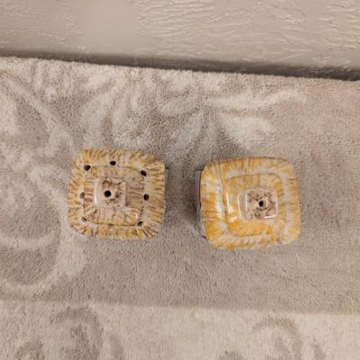 ceramic cottage salt and pepper shaker set