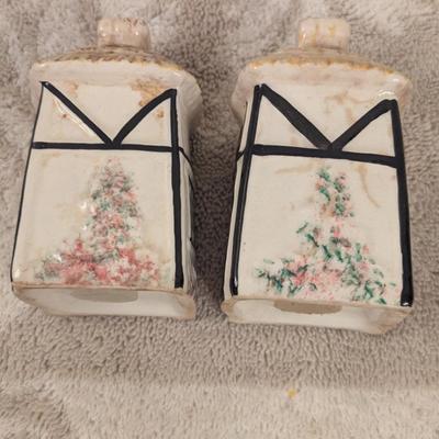 ceramic cottage salt and pepper shaker set