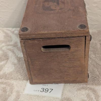 vintage Daisy wooden box for bb's