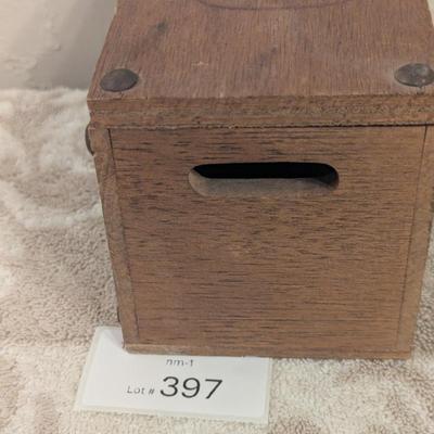 vintage Daisy wooden box for bb's