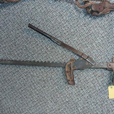 ANTIQUE DOUBLE METAL PULLEY AND A FENCE STRETCHER