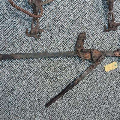 ANTIQUE DOUBLE METAL PULLEY AND A FENCE STRETCHER