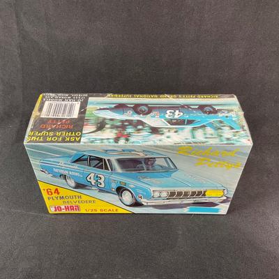 -190- 1:25 SCALE | Richard Petty’s ‘64 Plymouth Belvedere Model Kit | Sealed