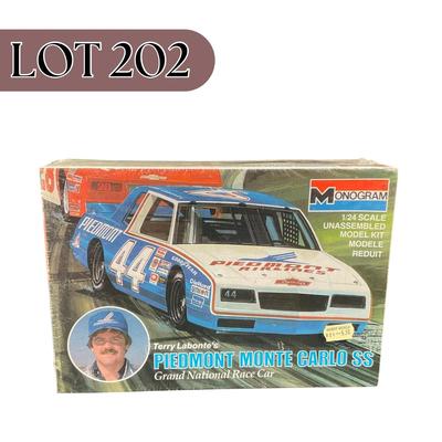 -202- 1:24 SCALE | Terry Lobonte’s Piedmont Monte Carlo SS Model Kit | Sealed