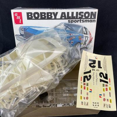 -211- 1:25 SCALE | Bobby Allison’s Sportsman Model Kit | Opened