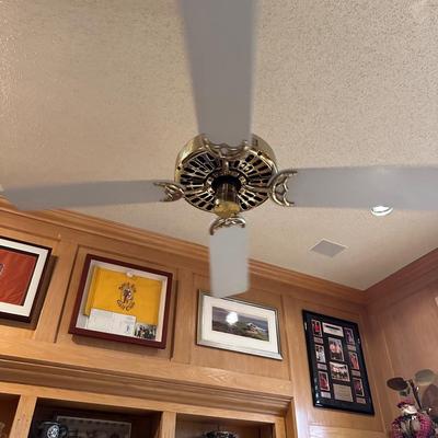 white fan 4 blades fixture