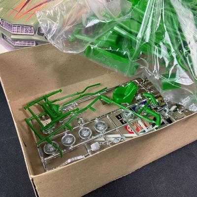 -221- 1:25 SCALE | Camaro Z-28 Street Savage Model Kit | Opened