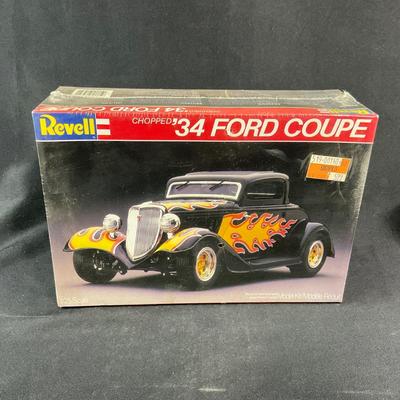 -232- 1:25 SCALE | Chopped ‘32 Ford Coupe Model Kit | Sealed