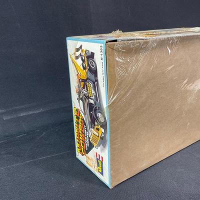 -250- 1:25 SCALE | Midnite Cowboy Custom Chevy Wrecker Model Kit | Sealed