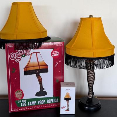 A Christmas Story Leg Lamp w/ Extra Shade