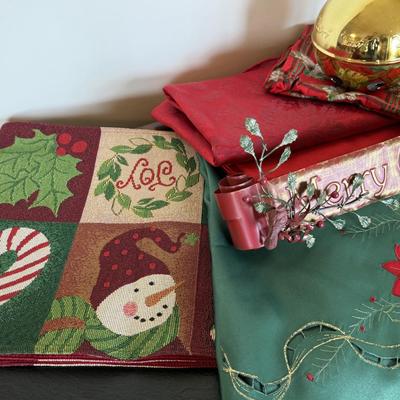 Holiday Table Linens Lot