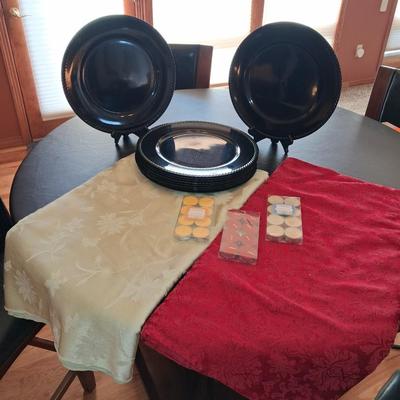 BLACK CHARGERS, 2 LINEN TABLECLOTHS AND VOTIVE CANDLES