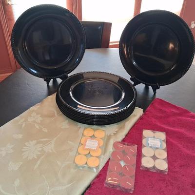 BLACK CHARGERS, 2 LINEN TABLECLOTHS AND VOTIVE CANDLES