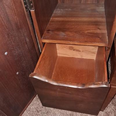 SINGER ZIG ZAG SEWING MACHINE IN A VERY NICE CABINET