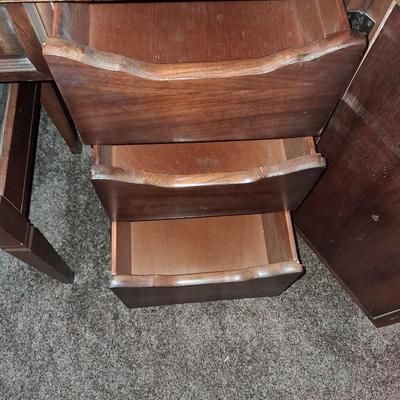 SINGER ZIG ZAG SEWING MACHINE IN A VERY NICE CABINET