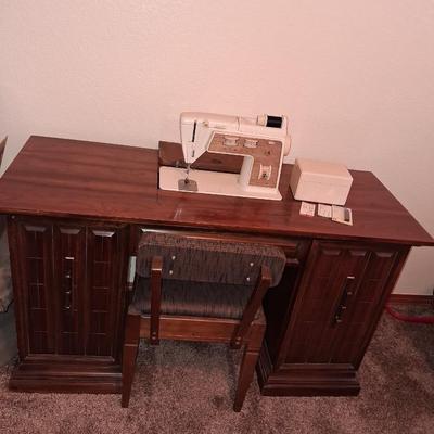 SINGER ZIG ZAG SEWING MACHINE IN A VERY NICE CABINET